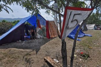 Gempa Mamasa membuat warga memilih tenda darurat