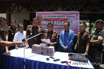 Kejari Timika setor uang korupsi pusling Rp1,295 miliar ke negara