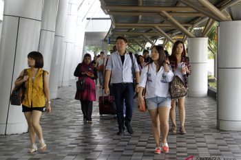 Turis mancanegara padati pusat perbelanjaan di Batam