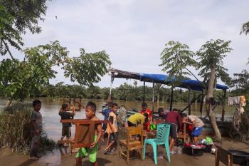 BERSIHKAN BANGKU SEKOLAH PASCA BANJIR PASBAR