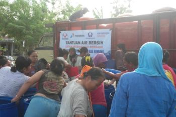 Pertamina kirimkan 18.000 liter air bersih untuk Rembang.
