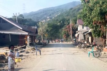 Sejumlah anak di Donggala minta sumbangan ditepi jalan