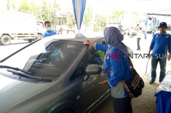 Beri stiker khusus bagi gas buang kendaraan di atas ambang batas