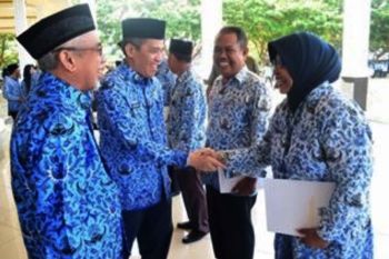 Wabup Bantaeng serahkan 607 SK Kenaikan Pangkat