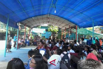 SD GKST Imannuel Palu belajar di tenda