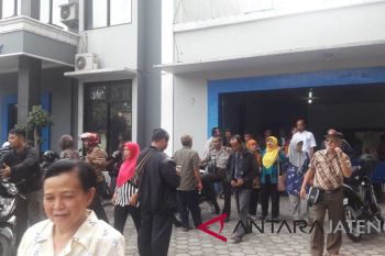 Puluhan nasabah BKK Pringsurat tuntut pengembalian uang