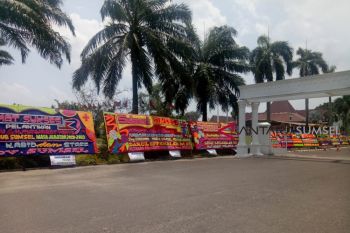 Griya Agung banjir papan ucapan pelantikan gubernur
