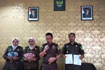 Terpidana kasus pungli retribusi TPR Kota Solok membayar denda