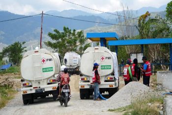 Relawan PMI distribusikan air bersih
