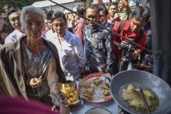 DIREKTUR IMF KUNJUNGI KORBAN GEMPA LOMBOK