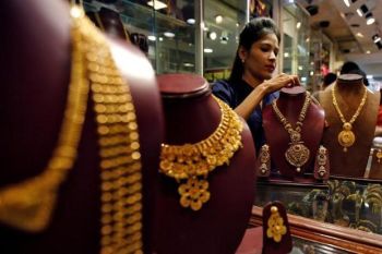 Emas berjangka jatuh  di bawah 1.300 dolar AS per ounce