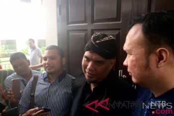 Fadli Zon mangkir, sidang Ahmad Dhani ditunda