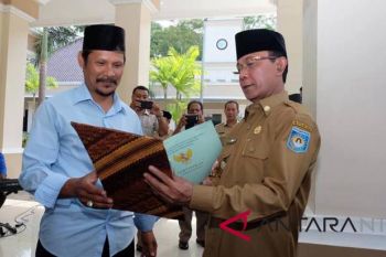 Wali kota serahkan ribuan sertifikat tanah gratis