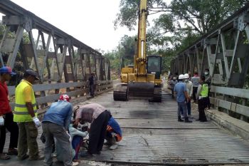 Petugas langsung perbaiki jembatan Way Umpu