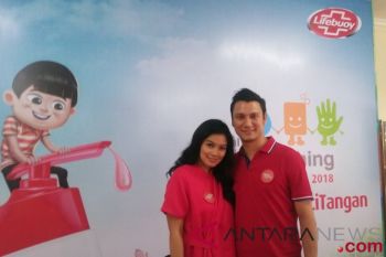 Titi Kamal selalu biasakan anaknya cuci tangan