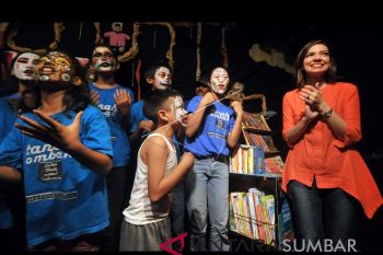 Mengenali diri dan dunia di Tanah Ombak