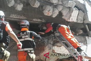 Korean SAR help in rescue work in tsunami hit c. sulawesi