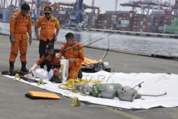 Tim SAR kumpulkan barang milik penumpang Lion JT610