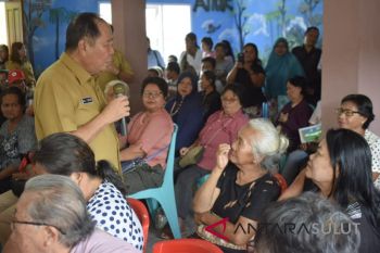 Lomban serahkan bantuan sosial 2018