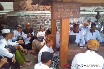 PERINGATAN HARI SANTRI DIWARNAI TIRAKATAN DAN ZIARAH