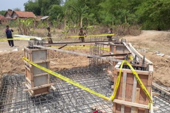 Tak kantongi IMB, menara telekomunikasi di Kudus disegel petugas
