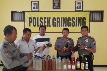 Puluhan botol miras disita dari warung sepanjang Pantura Grinsing