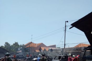 Di Pekalongan, delapan mobil terbakar di siang bolong