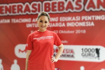 Mona Ratuliu didik anak dengan batasi uang jajan