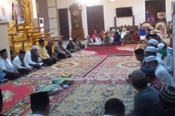 Parimo berdzikir dan berdo'a pascagempa
