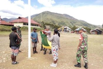 Pelajar Puncak Jaya berlatih mengibarkan bendera Merah Putih