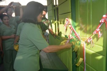 Ketua Persit Cenderawasih resmikan rumah pintar di Argapura