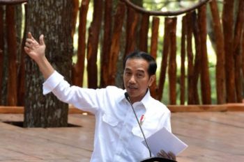 Peserta Tanwir Muhammadiyah foto di hadapan Jokowi dilarang aksi jari