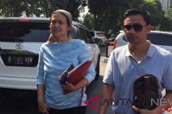 Anak Ratna Sarumpaet bungkam usai jenguk ibunda