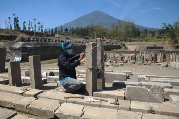 Rekonstruksi bangunan situs Liyangan