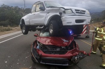 Dua anak tewas setelah mobil polisi curian bertabrakan