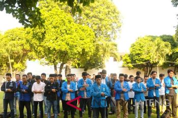 Ratusan mahasiswa Kudus gelar salat gaib