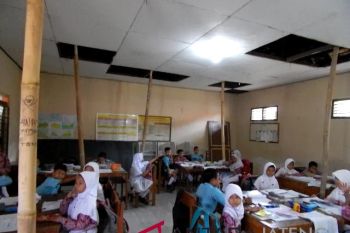Siswa SD Kudus belajar dengan atap sekolah rusak