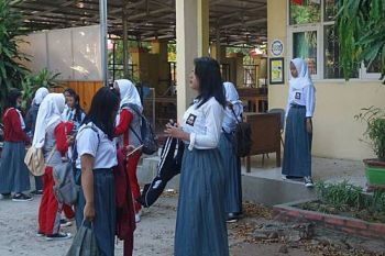 Setelah 10 hari berduka akibat gempa, siswa-siswi di Kota Palu mulai datangi sekolahnya
