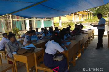 Siswa di Lindu masih belajar di tenda