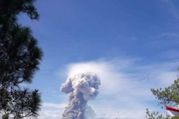Mount Soputan in North Sulawesi erupts