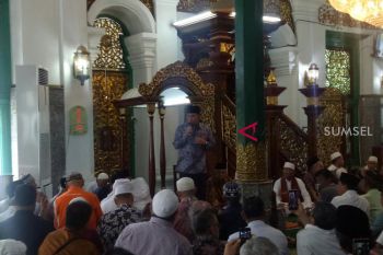Hari pertama kerja, gubernur Sumsel ajak sholat zuhur berjamaah