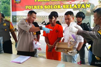 Tersangka pembunuh istri lukai tiga warga yang berupaya menangkapnya (Video)
