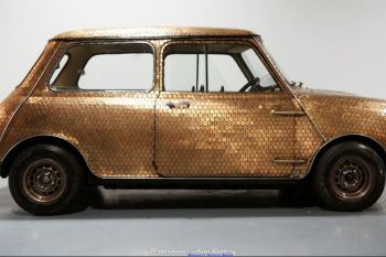 "Penny Lane" Mini Morris milik Paul McCartney yang dibalut koin diiklankan