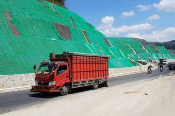 Arus balik jalur Trans Sulawesi padat merayap
