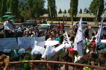 Tenaga honorer di Kudus kembali demo tuntut diangkat PNS (VIDEO)