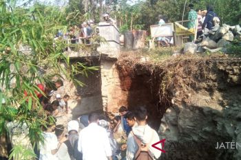 Pekerja bangunan di Pekalongan tewas tertimpa longsor