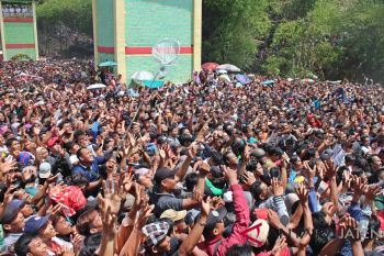 Ribuan orang berebut apem "Yaagowiyyu" Jatinom Klaten