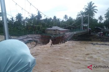 Rangka jembatan sungai Baringin hanyut, akses masyarakat terganggu (video)