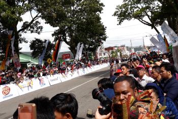 Masyarakat Bukittinggi antusias tonton pelepasan pebalap sepeda pariwisata TdS 2018