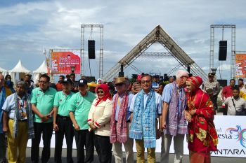 Peserta TdS dihadiahi batik tanah liek karya khas dari Ranah Minang (Video)